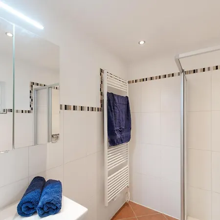 Ferienhaus Strandhaus Für 6 Personen 100 M² *